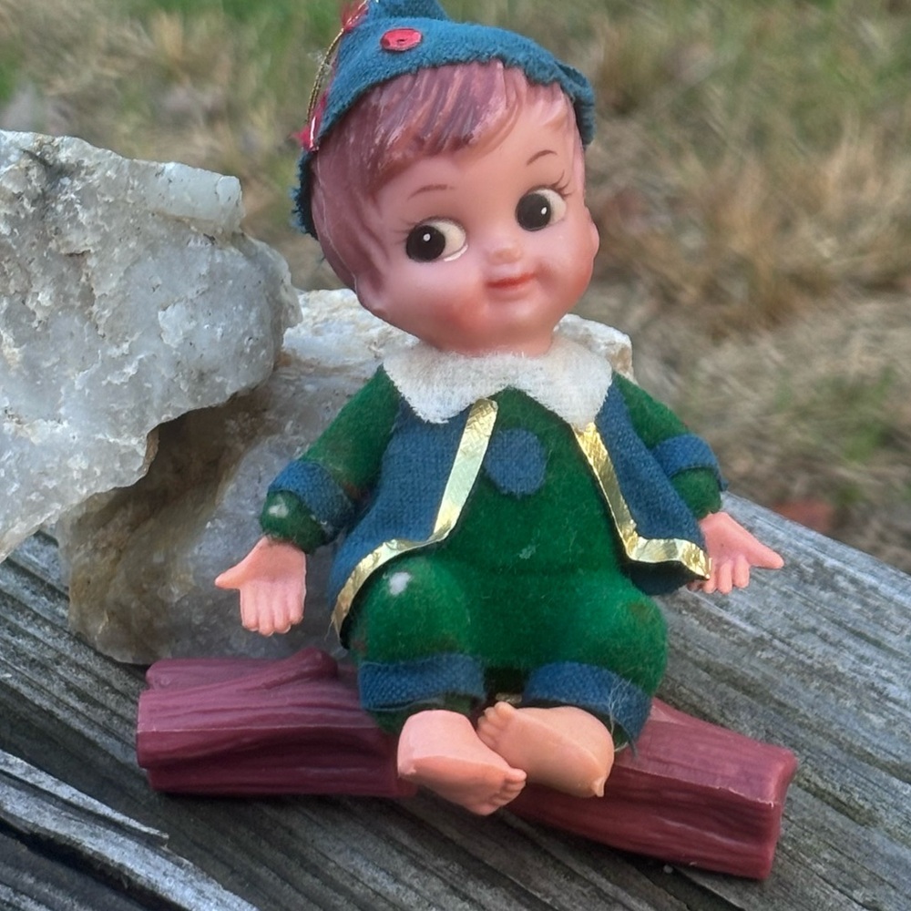 Vintage Commodore Nursery Sitting Elf Ornament!